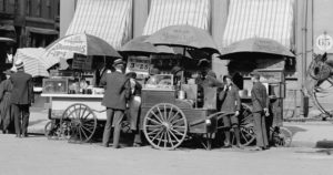 I början av 1900-talet drogs "Food Trucksen" fram för hand eller av häst. Här en bild från New Yorks, 1906. 