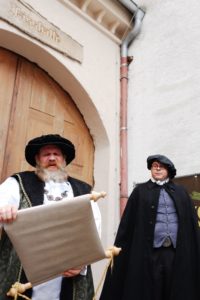 På vissa lördagar i Ingolstadt läser skådespelare i medeltida kläder upp renhetslagen framför en ölbrunn.